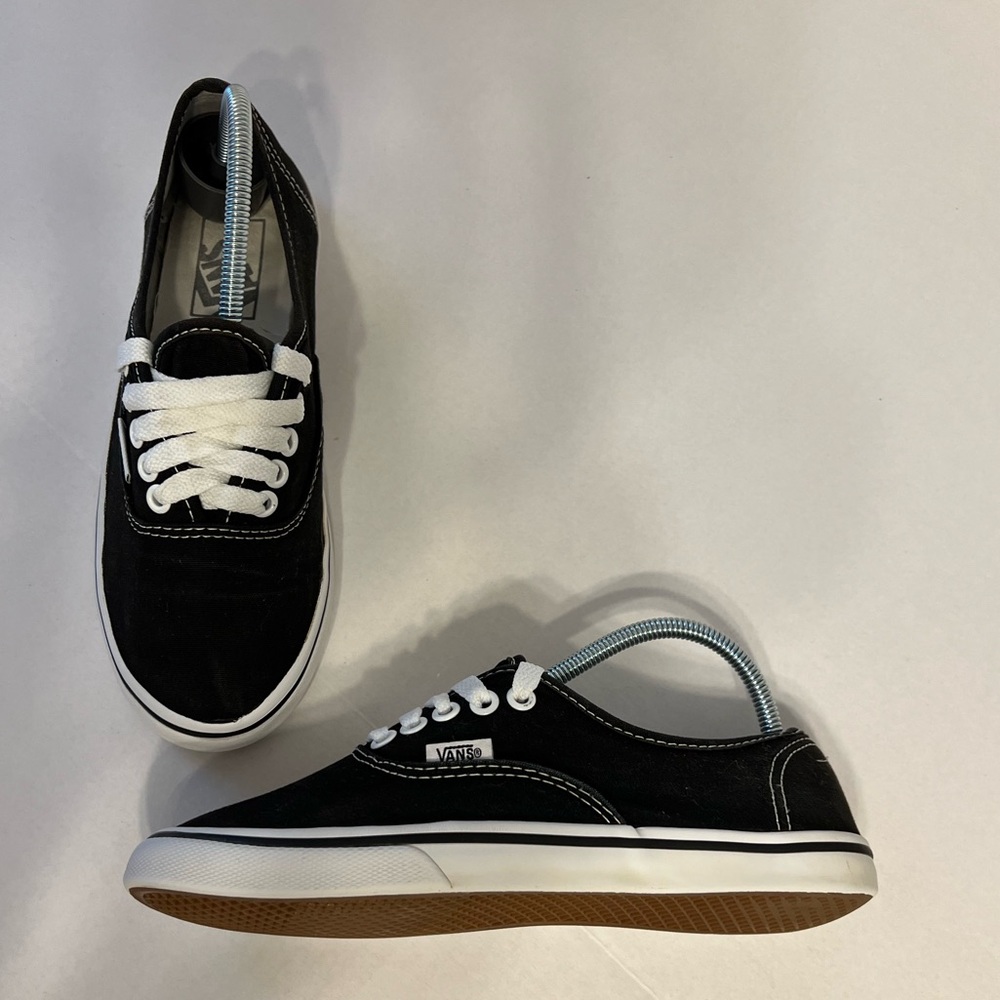 Vans off-the-wall, Authentic Lo Pro woman’s size 6.5‎ men’s size 5